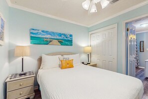 1 bedroom, iron/ironing board, WiFi, bed sheets - Cozy coastal condo with shared pool, beach access, and Wifi (Miramar Beach)