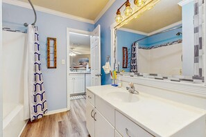 Shower, hair dryer, towels - Cozy coastal condo with shared pool, beach access, and Wifi (Miramar Beach)