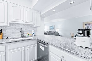 雪櫃、微波爐、焗爐、爐具