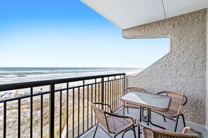Outdoor dining - Bright, third-floor Gulf-front condo with views - close to entertainment (Fort Walton Beach)