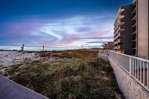 Ein Hotel an der Küste mit Blick auf Strand und Meer.