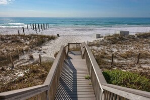 On the beach - 1st-Floor Condo with Gulf View, Grill, Pools, Beach Access, Near Shops and Dining (Destin)