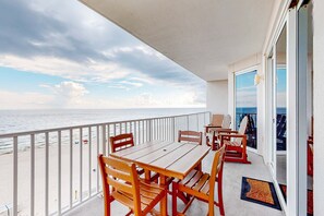 Outdoor dining - Inviting Gulf-front condo In Perdido Key with waterfront pool/hot tub and oceanfront balcony (Perdido Key)