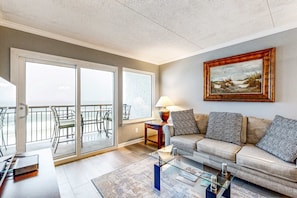 TV, offices - Beachfront condo with Gulf-view balcony, central AC, pool, & tennis (Fort Walton Beach)