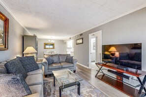 TV, offices - Beachfront condo with Gulf-view balcony, central AC, pool, & tennis (Fort Walton Beach)