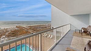 Un balcón con vista a la playa y el océano.