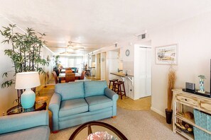 TV, DVD player, offices - Great beachfront condo, pool & tennis courts - quick drive to dining (Fort Walton Beach)