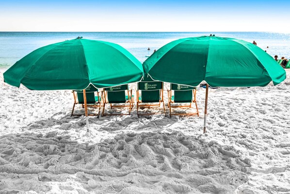 On the beach - Great beachfront condo, pool & tennis courts - quick drive to dining (Fort Walton Beach)