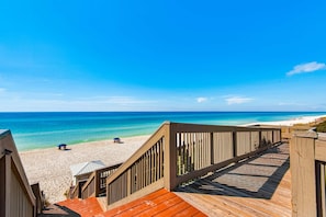 Beach nearby - Beautiful 3rd-floor villa with hot tub, tennis, pickleball & balcony with views (Seacrest)