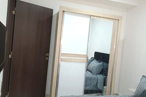 1 bedroom, bed sheets