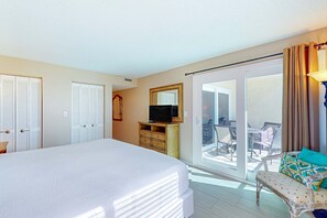 2 bedrooms, iron/ironing board, WiFi, bed sheets - Stunning beachfront condo w/ beach access, shared pool, & private balcony (Panama City Beach)