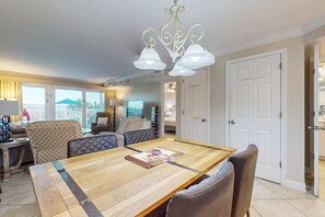 Dining - Sea Oats 102 - Amazing Gulf-Front View On Okaloosa Island, On-Site Pool, Walk-In Shower (Fort Walton Beach)