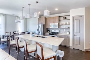 Fridge, microwave, oven, stovetop - Pool-view condo with on-site pool, hot tub, roof deck, gym, & balcony (Inlet Beach)