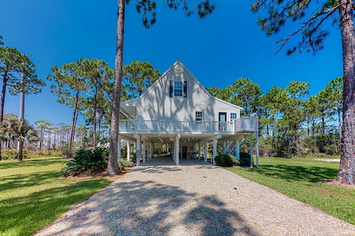 Inviting home near the beach with large decks & charming interior - dog-friendly