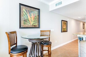 Dining - Beachfront condo with balcony view & pool - snowbird-friendly (Panama City Beach)