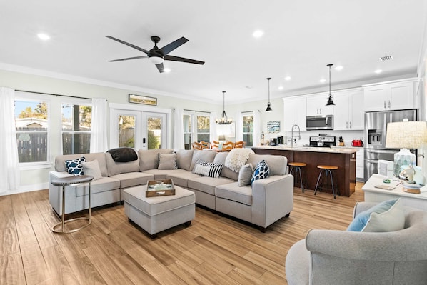 TV - Family-friendly home near beach - high-speed WiFi, washer/dryer & central AC (Panama City Beach)
