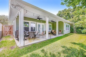 Outdoor dining - Family-friendly home near beach - high-speed WiFi, washer/dryer & central AC (Panama City Beach)