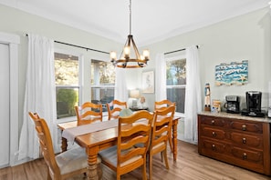 Dining - Family-friendly home near beach - high-speed WiFi, washer/dryer & central AC (Panama City Beach)
