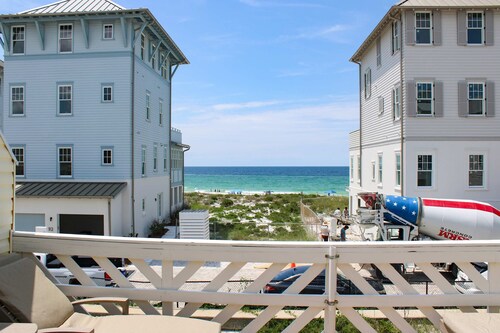 Dog-friendly beachfront townhouse with balcony, 2 bikes, W&D