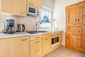 Fridge, microwave, oven, stovetop - Apartment B with Private Terrace, Garden and Wi-Fi (Klausdorf)