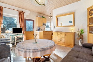 TV, DVD player, stereo - Apartment B with Private Terrace, Garden and Wi-Fi (Klausdorf)