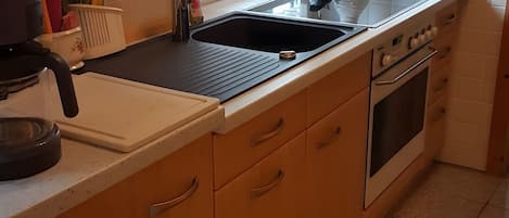 Een koelkast, een microgolfoven, een oven, een kookplaat