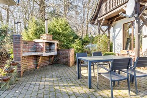 Outdoor dining - Apartment B with Private Terrace, Garden and Wi-Fi (Klausdorf)