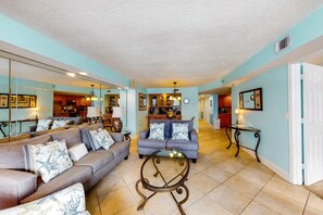 TV, DVD player, offices - All-suite condo with pool, hot tub, sauna, free WiFi & central AC (Destin)