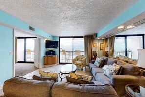 TV, DVD player, offices - All-suite condo with pool, hot tub, sauna, free WiFi & central AC (Destin)