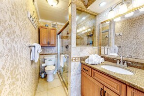 Shower, towels - Penthouse condo with gorgeous views, fast WiFi, pools & gym (Panama City Beach)
