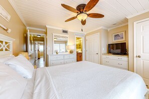 2 bedrooms, iron/ironing board, WiFi, bed sheets - Penthouse condo with gorgeous views, fast WiFi, pools & gym (Panama City Beach)