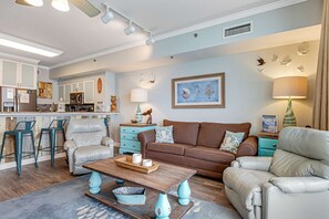 Ein modernes Wohnzimmer mit einem braunen Sofa, einem Couchtisch und einer blauen Akzentwand.