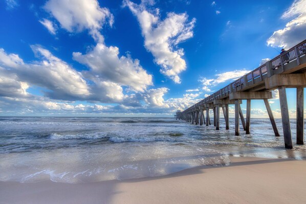 On the beach - Oceanfront condo with outdoor pool, ocean view, high-speed WiFi & washer/dryer (Panama City Beach)
