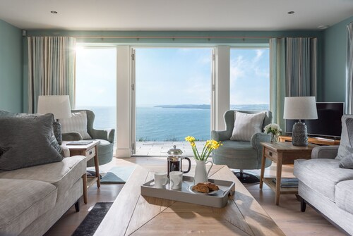 Tredeanne - coastal retreat with breathtaking sea views