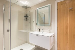 Douche, sèche-cheveux, serviettes fournies, papier toilette