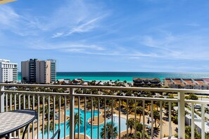 Property grounds - Elegant condo w/ water views, private balcony, shared fitness center and grills (Destin)