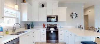 Family-friendly home with central air conditioning, screened-in porch, and WiFi