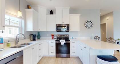 Family-friendly home with central air conditioning, screened-in porch, and WiFi