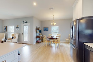 Interior - Family-friendly home with central air conditioning, screened-in porch, and WiFi (Mexico Beach)