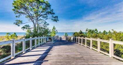 Coastal Home with Screened Porch & Shared Hot Tub - Snowbirds Welcome