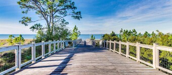 Coastal Home with Screened Porch & Shared Hot Tub - Snowbirds Welcome