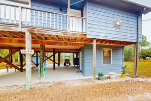Exterior - 2-story house near the beach & ocean with deck, golf cart, washer&dryer, AC (St. George Island)