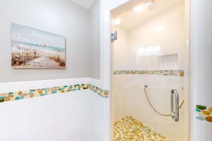 Shower, hair dryer, towels - Gulf view getaway with WiFi, sunroom, gas grill, AC, & full kitchen (Mexico Beach)