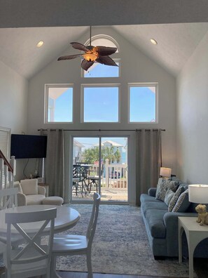 TV, offices - Dog-friendly Private home with gulf view, golf cart and easy beach access (Port St. Joe)