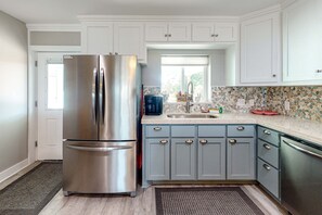 Fridge, microwave, oven, stovetop - Updated home across from beach with firepit, sunroom, & fast WiFi - snowbirds OK (Mexico Beach)
