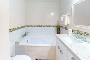 Shower, hair dryer, towels - Updated home across from beach with firepit, sunroom, & fast WiFi - snowbirds OK (Mexico Beach)