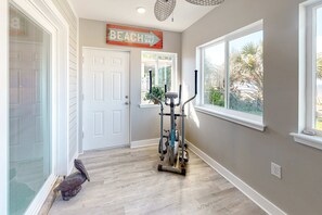 Fitness facility - Updated home across from beach with firepit, sunroom, & fast WiFi - snowbirds OK (Mexico Beach)