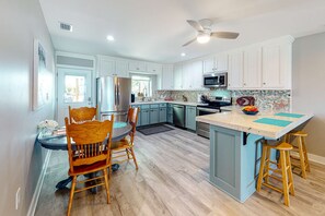 Fridge, microwave, oven, stovetop - Updated home across from beach with firepit, sunroom, & fast WiFi - snowbirds OK (Mexico Beach)