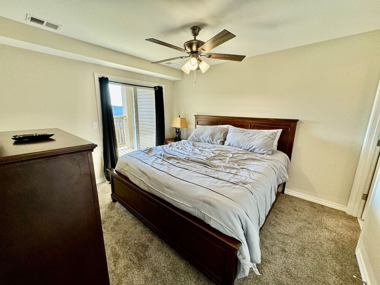 Tabla de planchar con plancha, wifi y ropa de cama 