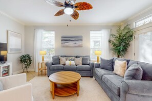 TV, DVD player, offices - Large, Open Home, Shared Pool, Bike or Walk to the Gulf (Destin)